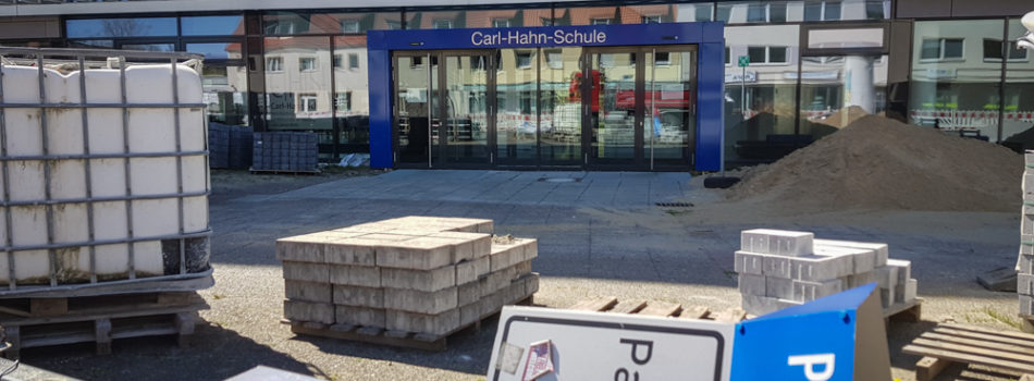 Baustelle vor der Carl-Hahn-Schule
