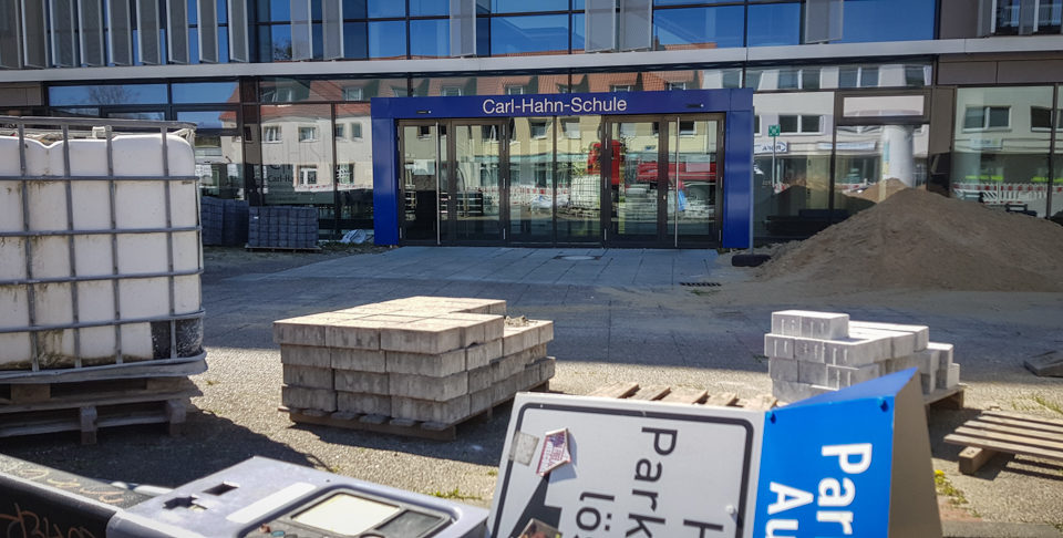Baustelle vor der Carl-Hahn-Schule