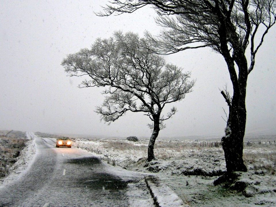 Schnee und Eis auf der Landstraße